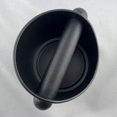 Abschlagbehälter aus schwarzem Kunststoff 